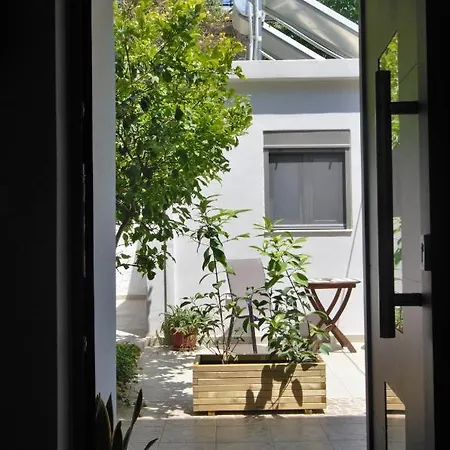 Antigonis Garden House Lejlighed